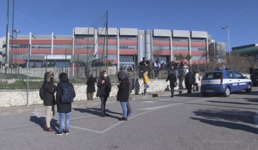 Il casoPresunte molestie a Castrolibero, continua l’occupazione degli studenti: nel liceo Digos e un ispettore regionale