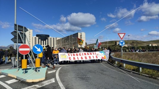 I manifestanti bloccano la strada