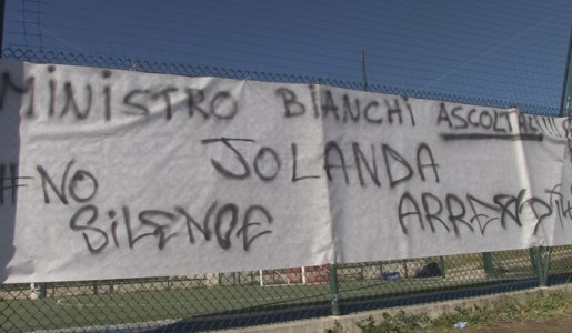 Uno dei manifesti affissi dagli studenti del Valentini-Majorana durante la protesta del febbraio 2022