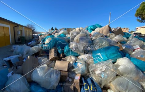 L’emergenzaOspedale Locri, il piazzale trasformato in una discarica: i rifiuti non ritirati invadono i parcheggi
