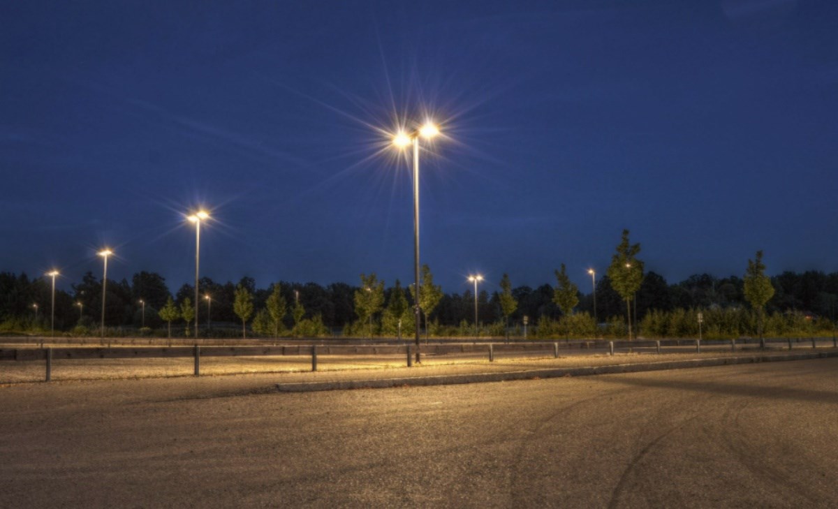 Lampioni lungo la strada, immagine da pixabay (Pertersson)