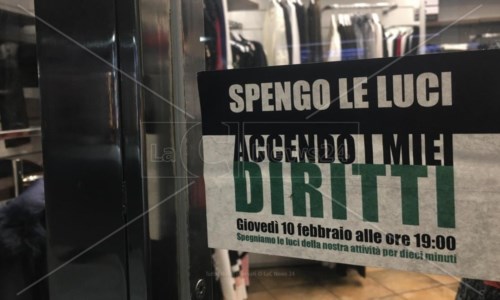 Il flash mobProtesta contro il caro bollette, anche a Reggio negozi e palazzi istituzionali spengono le luci