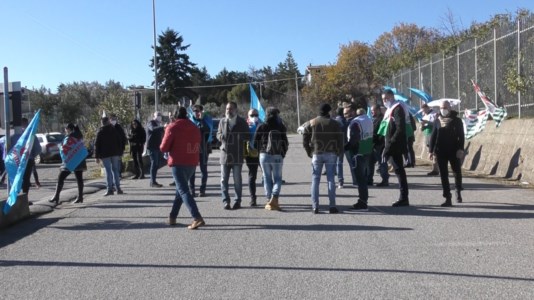 La manifestazioneAggressioni nel carcere di Catanzaro, protesta la penitenziaria: «Condizioni di lavoro drammatiche»