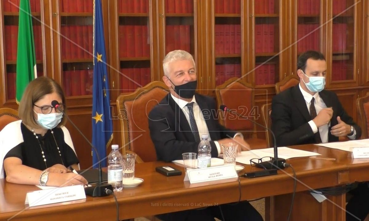 Il presidente delle Commissione parlamentare antimafia Nicola Morra nel giorno della prime audizioni a Catanzaro
