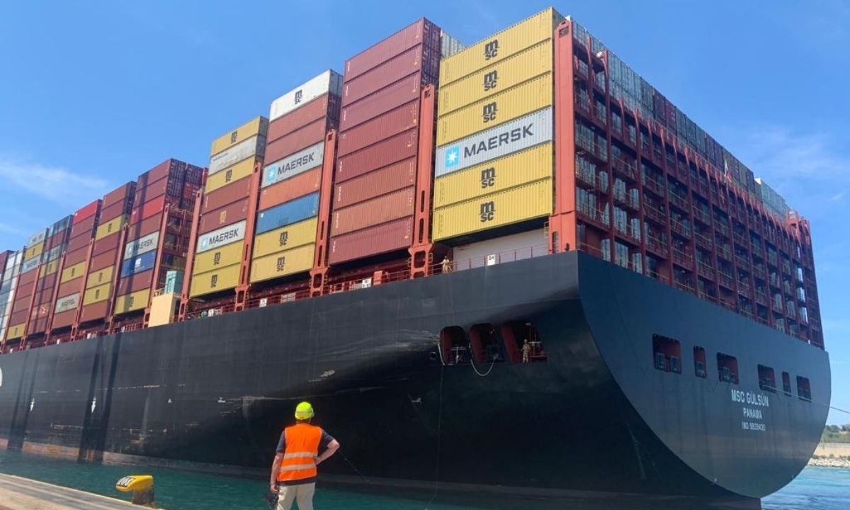 Una delle portacontainer attraccate ieri al porto