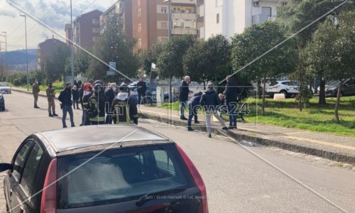 La protestaMomenti di tensione a Cosenza, operaio di Ecologia oggi minaccia di darsi fuoco