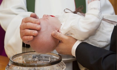 UsaPrete sbaglia formula per oltre vent’anni: in migliaia dovranno ripetere il battesimo
