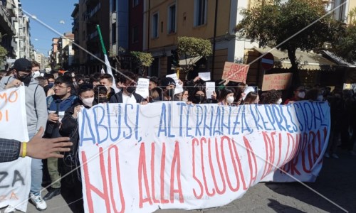 Il corteoPresunte molestie al liceo di Castrolibero, più di mille studenti in piazza a Cosenza: «No agli abusi»