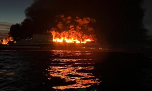 Il traghetto in fiamme (foto Ansa)