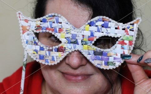 La storiaL’arte del riciclo, pezzi di carta e colla trasformati in mascherine per Carnevale