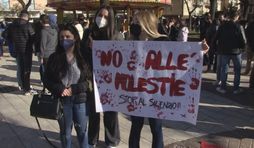 Uno dei cartelli esposti davanti al liceo di Castrolibero nei giorni della protesta