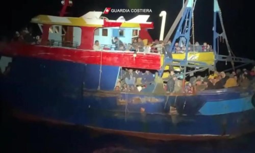 La trattaMigranti, 573 persone salvate in mare nella notte tra Calabria e Sicilia: a bordo anche una vittima