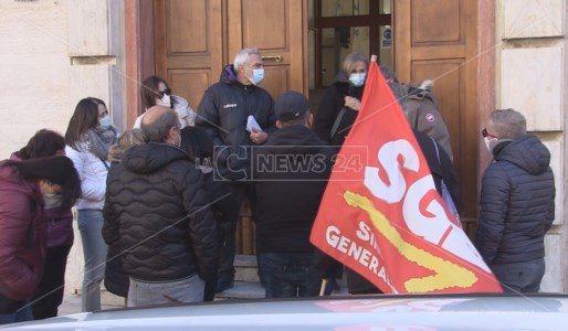 I lavoratori Siarc davanti la sede dell’Asp di Cosenza