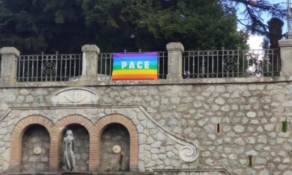 Una bandiera della pace esposta a Cinquefrondi