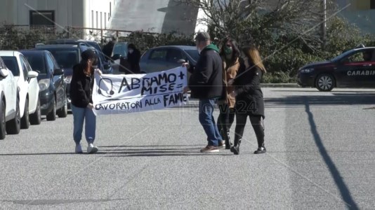 La protestaCrisi call center Abramo, sciopero dei lavoratori: «Da dicembre senza stipendio»