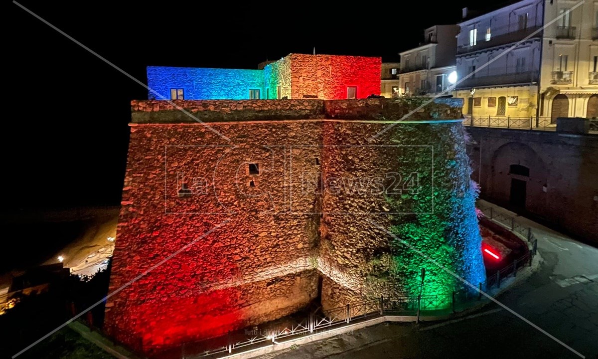 Il castello Murat illuminato con i colori dell’arcobaleno