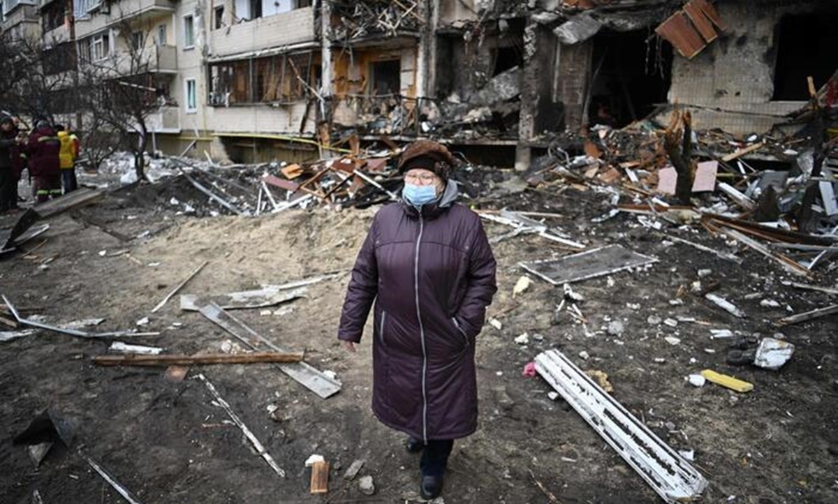 Una donna cammina tra i resti di un palazzo a Kiev - foto ansa