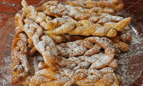 Le ricetteNacatuli, chiacchiere o pignolata: i dolci della tradizione che deliziano i calabresi a Carnevale