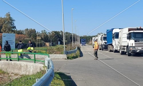 Il bloccoRifiuti, chiusi i cancelli dell’impianto di Lamezia: decine di camion in fila