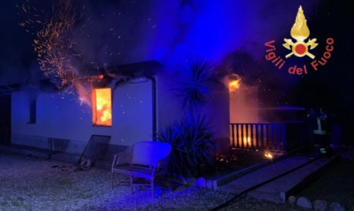 Il rogo nel CatanzareseIncendio a Sellia, fiamme distruggono una abitazione e un furgone