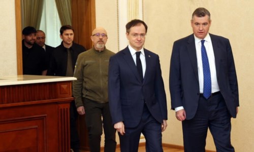 I componenti delle delegazioni russa e ucraina al termine del negoziato (foto ansa)