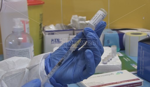 Covid e vacciniIl ministro Speranza: «La pandemia non è finita, i più fragili si proteggano con la quarta dose»