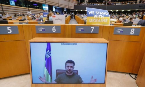 L’intervento in video conferenza di Zelensky al Parlamento europeo (foto Ansa)