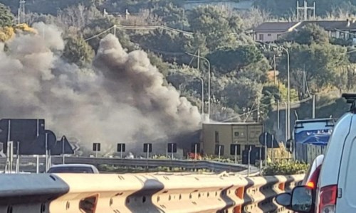 L’incendioCamion in fiamme sull’autostrada, tratto dell’A2 chiuso all’altezza dello svincolo di Pizzo 