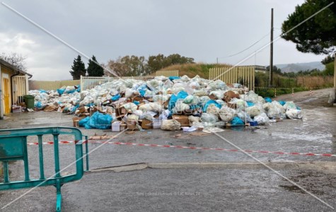 Ospedale Locri, il Comune transenna l’area dove sono ammassati i rifiuti: presto l’intervento di pulizia