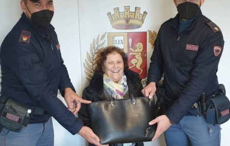 Anziana scippata della borsa con la pensione appena ritirata, la polizia la ritrova e denuncia l'autore