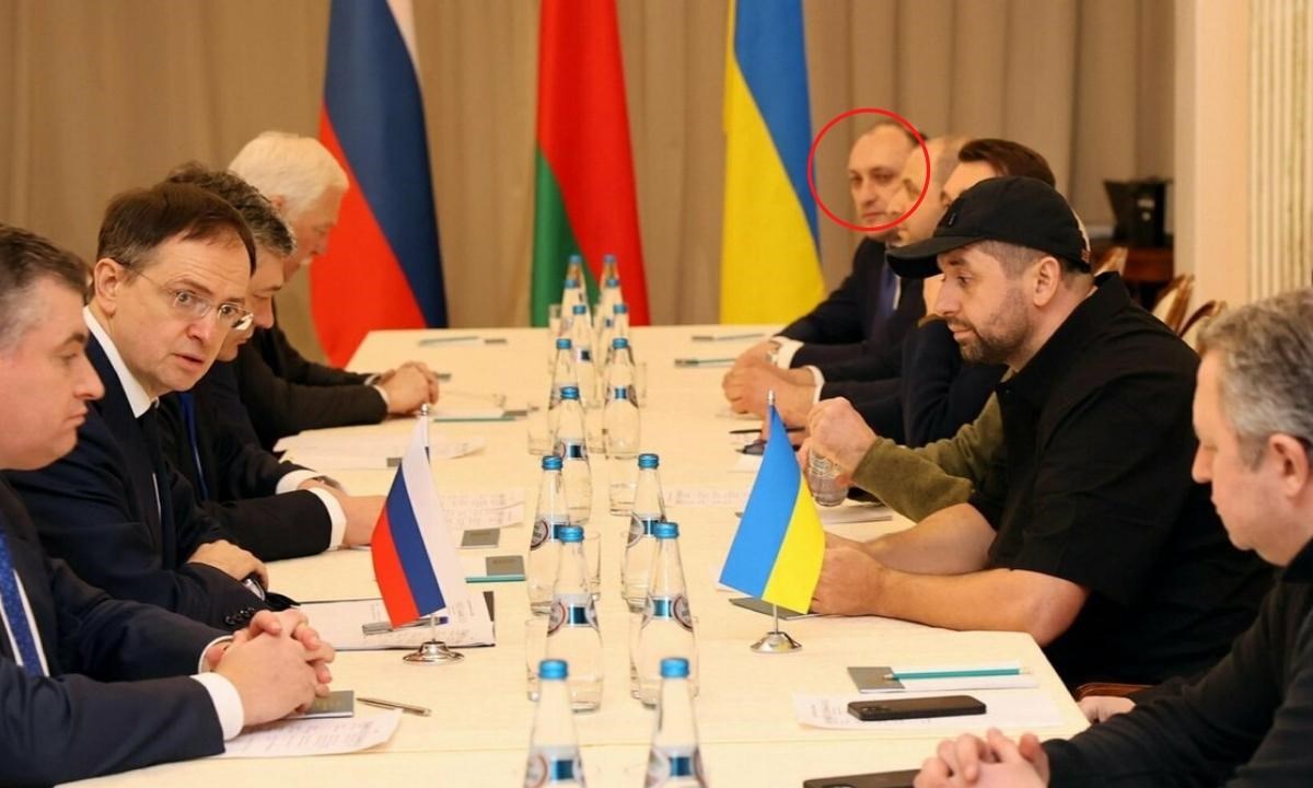 Nel cerchio rosso Denis Kireyev. al tavolo dei negoziati con la Russia (ansa)