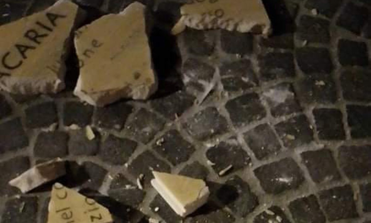 Alcuni frammenti della targa distrutta nella foto postata da Bosco