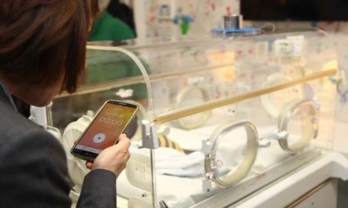 Il donoMamiVoice, all’ospedale di Cosenza il dispositivo che fa sentire la voce dei genitori ai bimbi in incubatrice