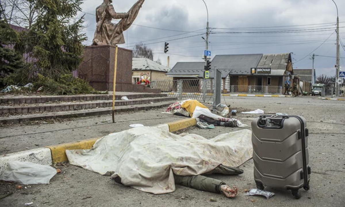 La famiglia uccisa da un colpo di mortaio mentre era in fuga da Kiev (foto Ansa)