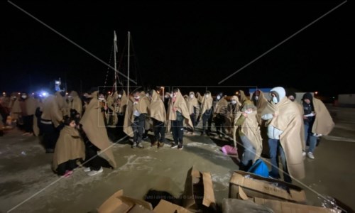 Emergenza migrantiScafisti reclutati in Asia e addestrati in Turchia, così funziona la rotta della disperazione che porta in Calabria