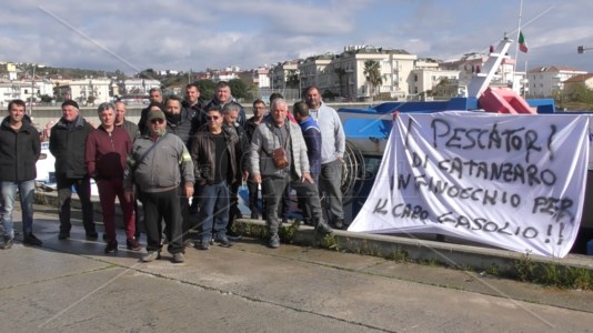 La mobilitazioneCaro carburante, pescherecci fermi nel porto di Catanzaro: «Ci stanno costringendo a non lavorare»
