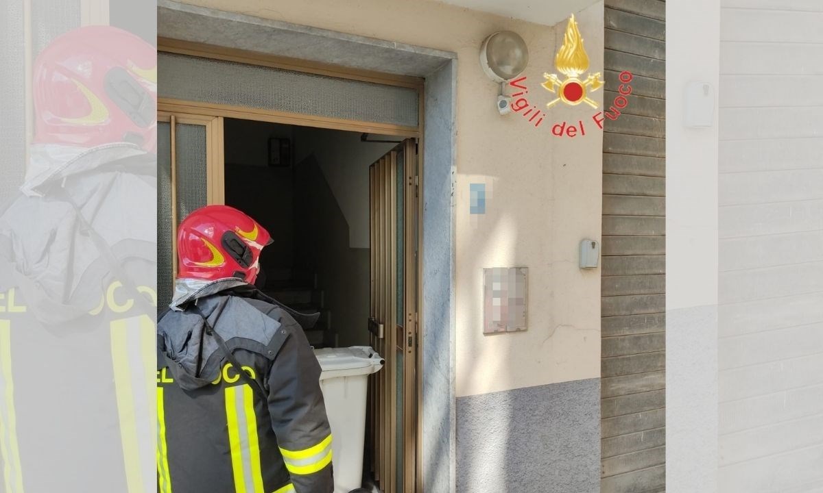 La presenza dei vigili del fuoco nell’abitazione colpita da incendio