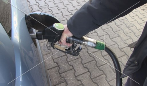 Caro carburanteLa benzina sfonda quota 2 euro: in sette giorni aumento di sette centesimi