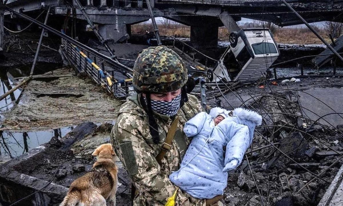 Un soldato porta in salvo un neonato (Foto Ministero dell’Interno Ucraina)