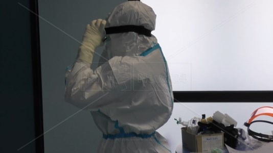 Emergenza pandemiaCovid, in Calabria casi stabili ma con meno tamponi: 1.178 nuovi contagi e tasso di positività al 26,1%