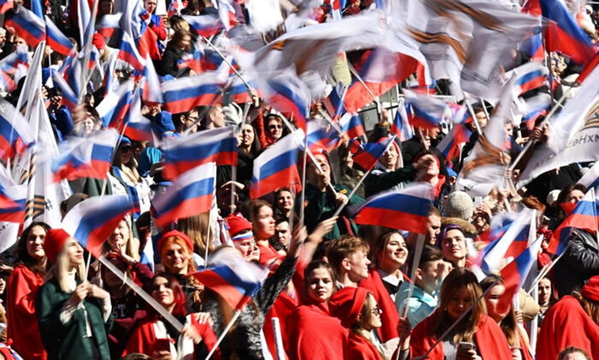 La folla festante nello stadio per il discorso di Putin