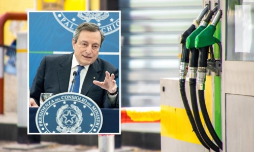 I tagli del governoCaro carburanti, Draghi: «Per un mese 25 centesimi al litro in meno»