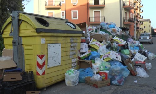 Sistema in crisiRifiuti, è emergenza nella Sibaritide: tonnellate di immondizia ammassate in strada