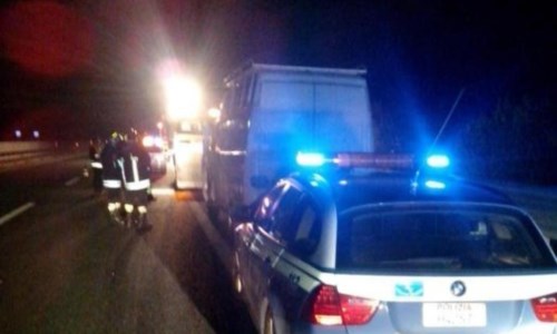 Caos sull’autostradaTensione sull’A2 nei pressi di Pizzo, i tifosi del Messina bloccano il tratto con spranghe e fumogeni