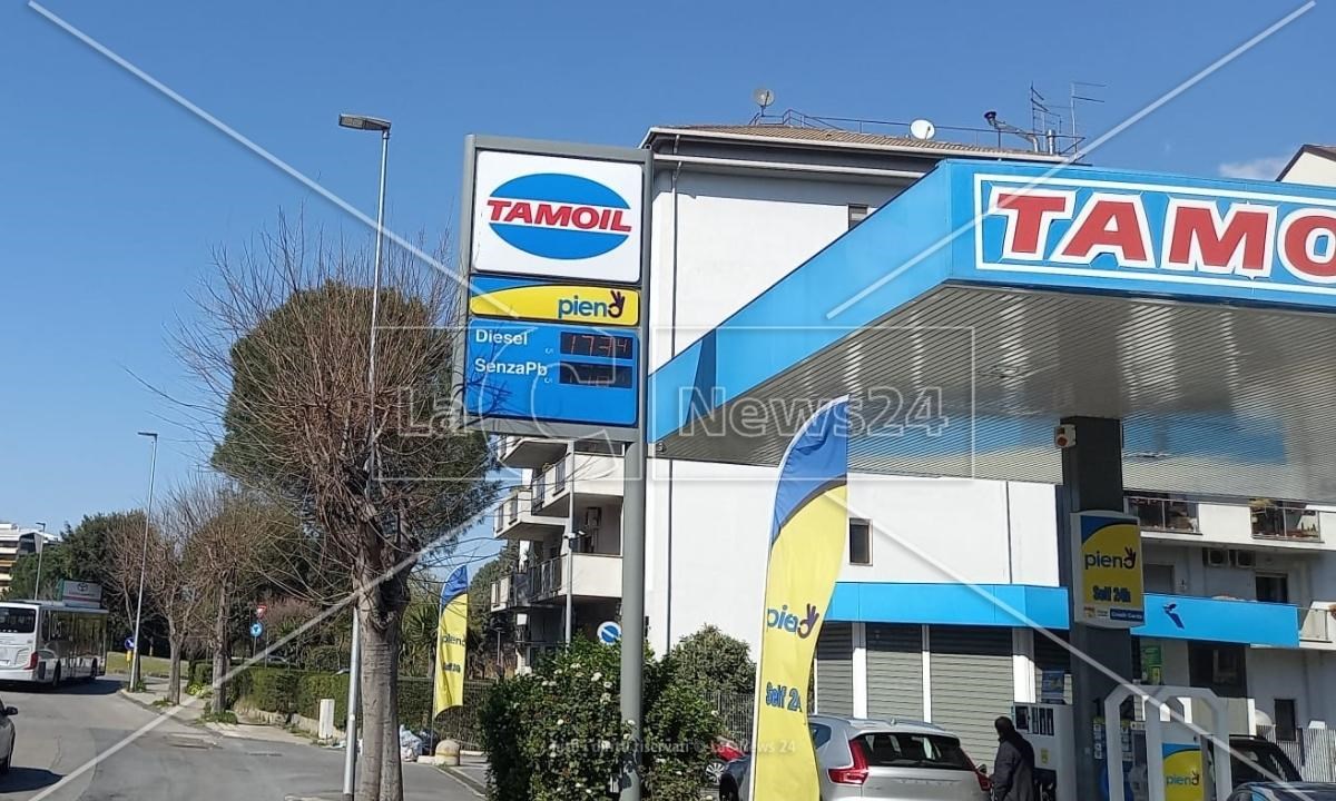 Un distributore di carburanti a Cosenza con i prezzi rimodulati dopo il taglio delle accise