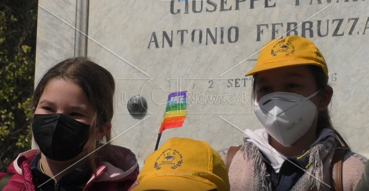 Manifestazione per la Pace dell’istituto comprensivo De Amicis Bolani  in Piazza Italia a Reggio Calabria