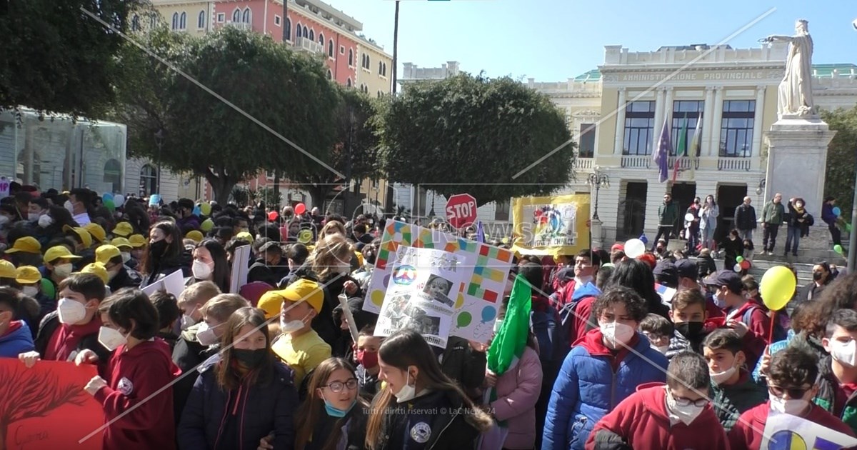 Manifestazione per la Pace dell’istituto comprensivo De Amicis Bolani  in Piazza Italia a Reggio Calabria