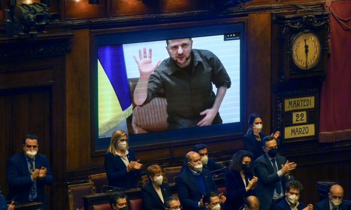 Il presidente ucraino Volodymyr Zelensky durante il collegamento video con il Parlamento italiano (Foto Ansa)