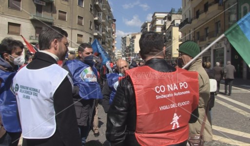 La protesta dei vigili del fuoco nel centro di Cosenza