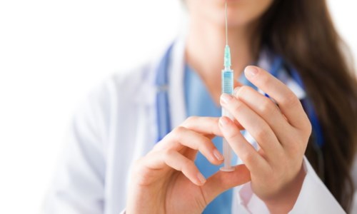 Il casoPalermo, vaccinava cittadini ignari con finti sieri anti-Covid: arrestata infermiera no vax
